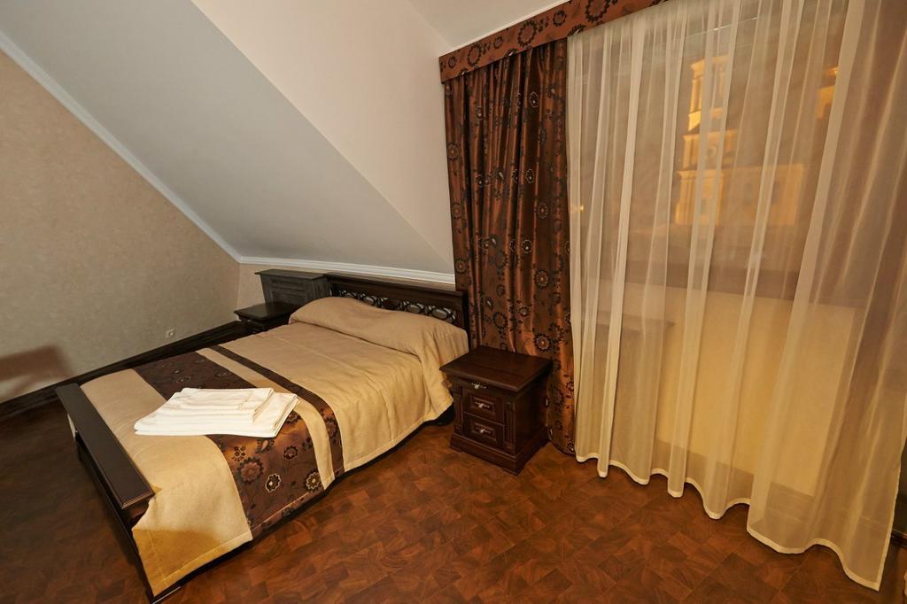Charivna Taistra Bed & Breakfast Бровари Екстериор снимка