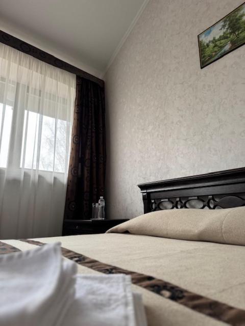 Charivna Taistra Bed & Breakfast Бровари Екстериор снимка