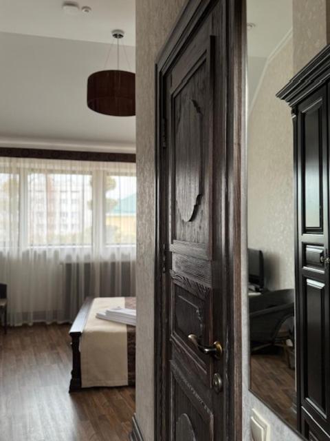 Charivna Taistra Bed & Breakfast Бровари Екстериор снимка
