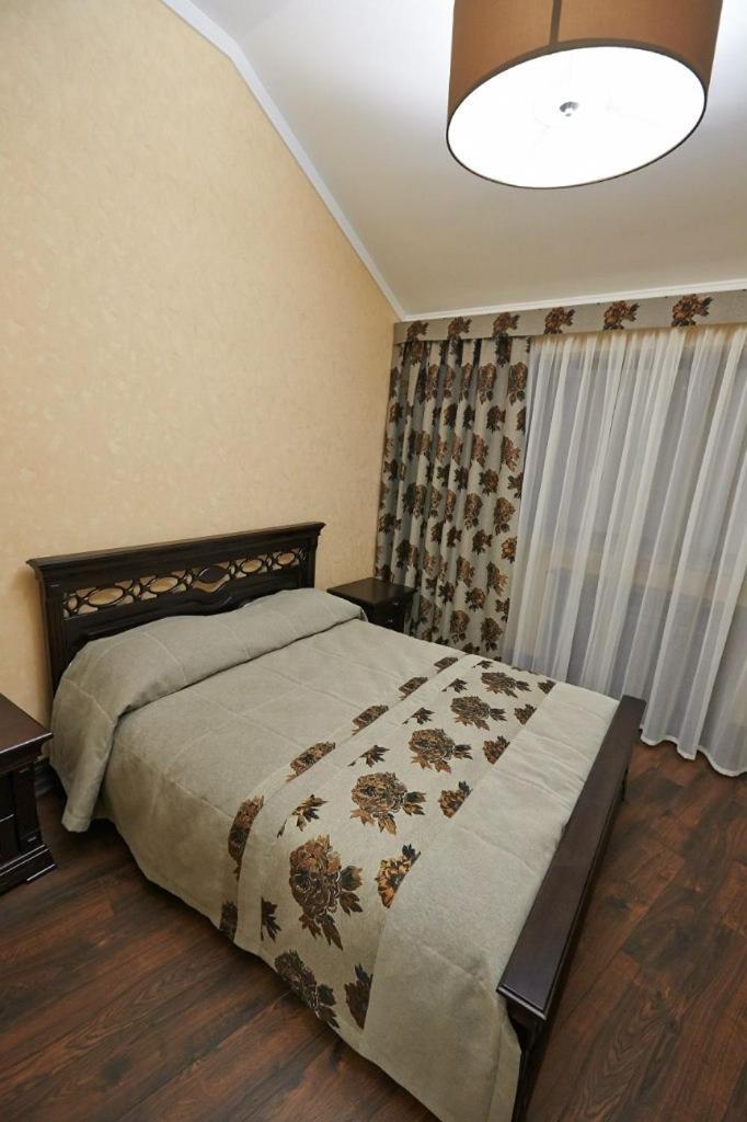 Charivna Taistra Bed & Breakfast Бровари Екстериор снимка