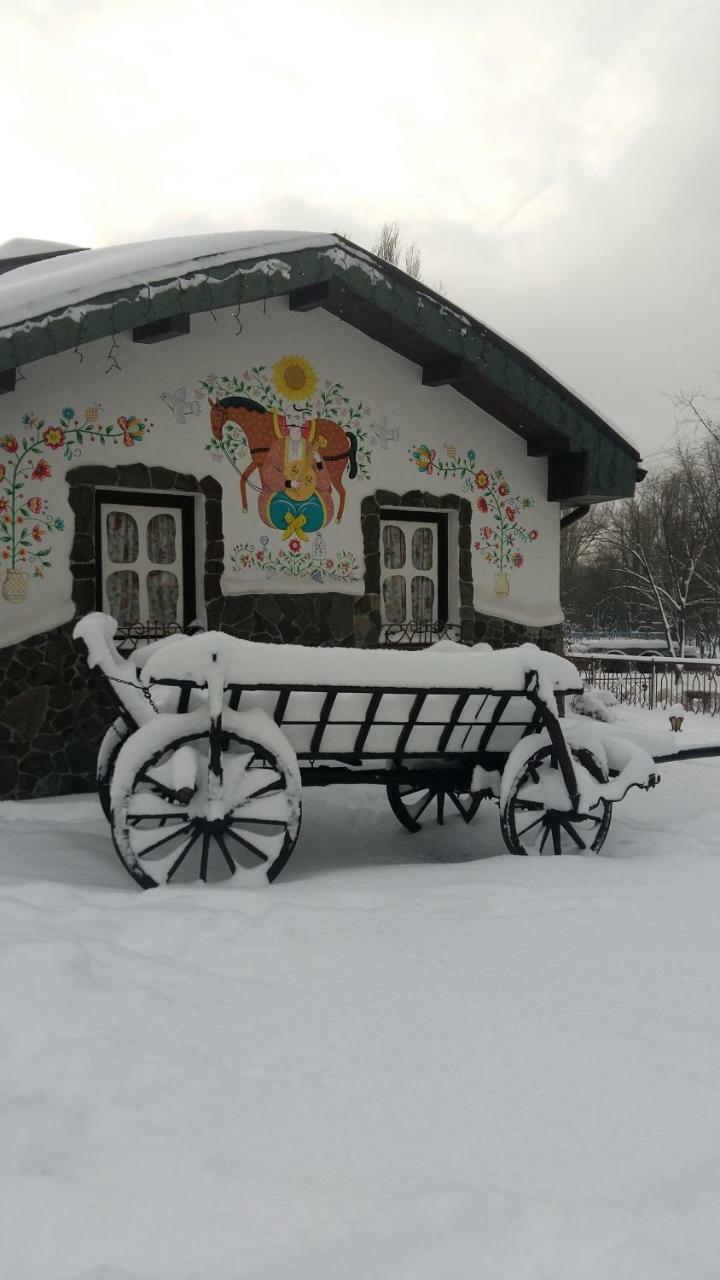 Charivna Taistra Bed & Breakfast Бровари Екстериор снимка