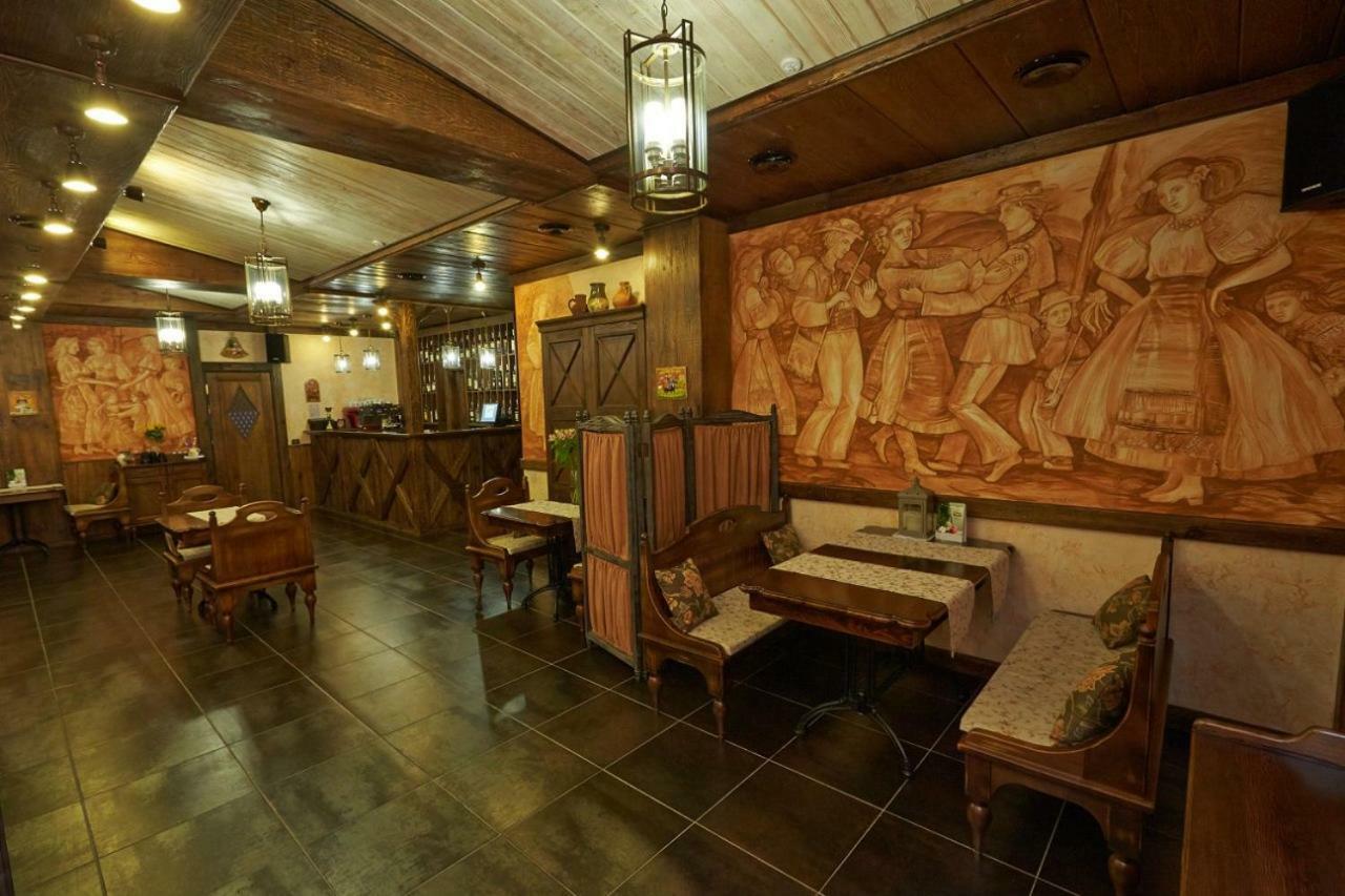 Charivna Taistra Bed & Breakfast Бровари Екстериор снимка