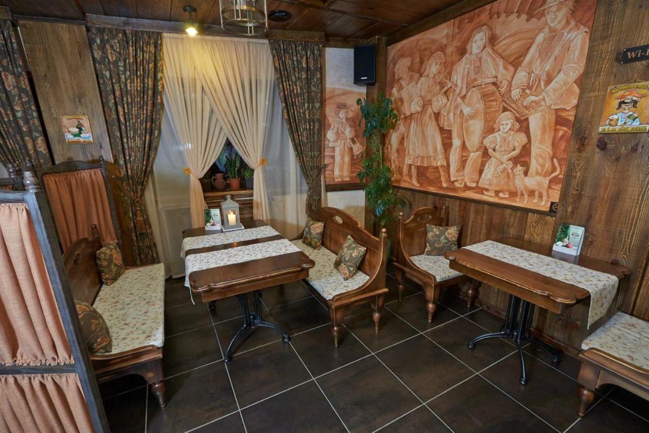 Charivna Taistra Bed & Breakfast Бровари Екстериор снимка