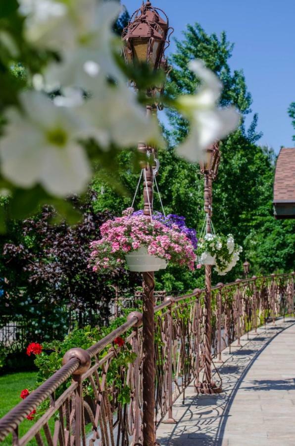Charivna Taistra Bed & Breakfast Бровари Екстериор снимка