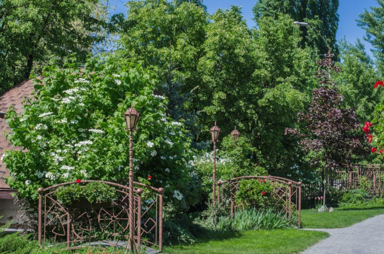 Charivna Taistra Bed & Breakfast Бровари Екстериор снимка