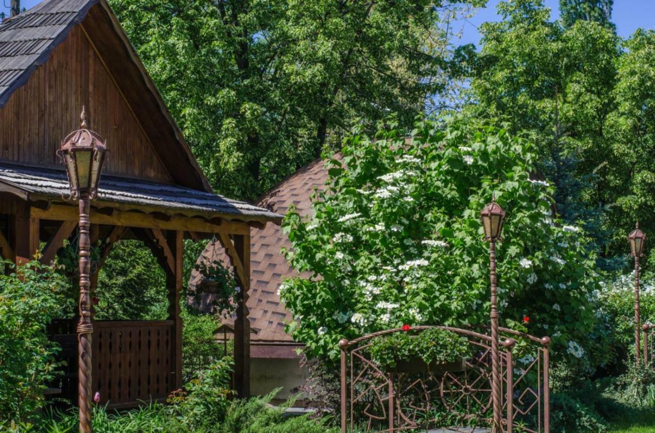 Charivna Taistra Bed & Breakfast Бровари Екстериор снимка